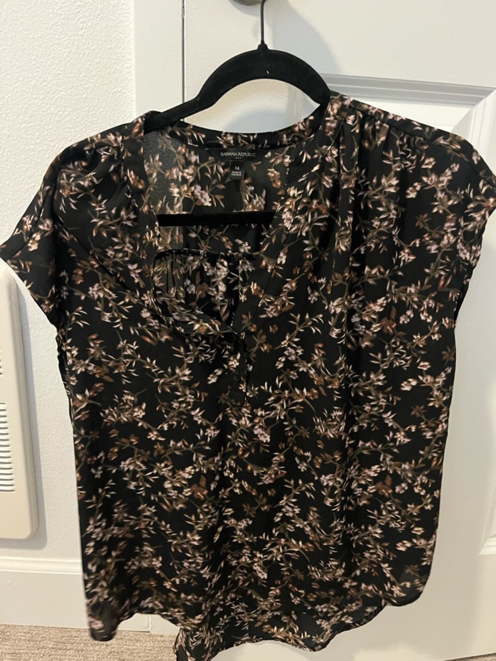 Banana Republic Black Floral Short-Sleeve V-Neck Blouse